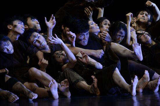 "Blue Water. Ash" ballet by Cloud Gate Dance Theater of Taiwan shown as part of Anton Chekhov Theater Festival