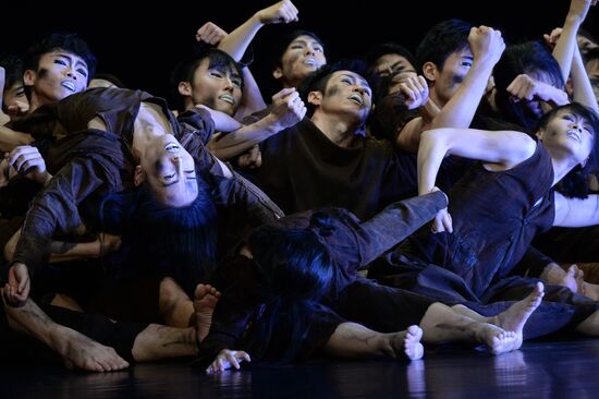 "Blue Water. Ash" ballet by Cloud Gate Dance Theater of Taiwan shown as part of Anton Chekhov Theater Festival