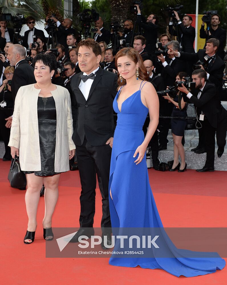 Philippine actress Jaclyn Jose, left, winner of the Best Actress for her part in the film "Ma' Rosa", the film's director Brillante Mendoza and actress Andi Eigenmann on the red carpet during the closing ceremony at the 69th Cannes Film Festival. Location: France, Cannes. Author: Ekaterina Chesnokova/Sputnik. 69th Cannes Film Festival closing ceremony