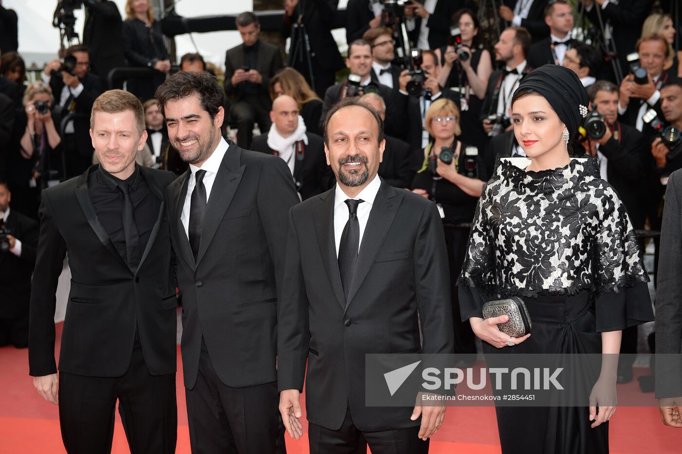From left: producer Alexandre Mallet-Guy, Iranian actor Shahab Hosseini, director Asghar Farhadi and actress Taraneh Alidoosti on the red carpet during the closing ceremony at the 69th Cannes Film Festival. Location: France, Cannes. Author: Ekaterina Chesnokova/Sputnik. 69th Cannes Film Festival closing ceremony