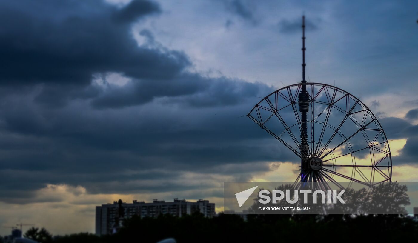 Dismantling of the "Ferris wheel" amusement ride at the VDNKh park in Moscow