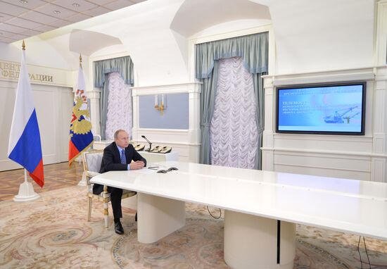 President Vladimir Putin launched oil loading at Arctic Gate terminal in Yamal