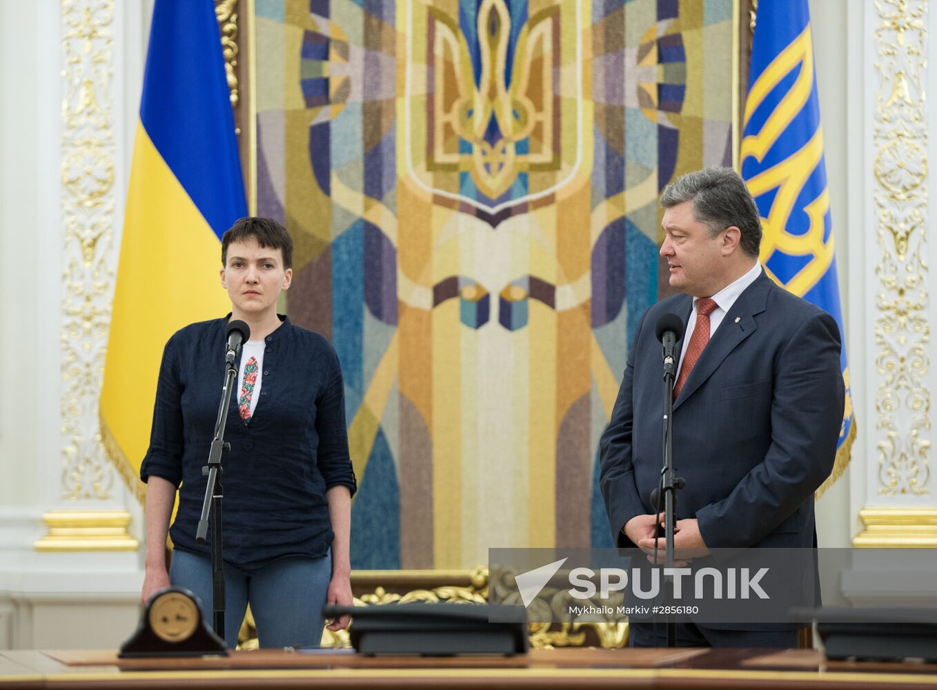 Ukrainian President Petro Poroshenko and Ukrainian pilot Nadezhda Savchenko, on whom Hero of Ukraine title has been conferred, at the ceremony to present the latter with the Order of Gold Star. Location: Ukraine, Kiev. Author: Mykhailo Markiv/Sputnik. Ukrainian President Petro Poroshenko awards Nadezhda Savchenko the Order of Gold Star