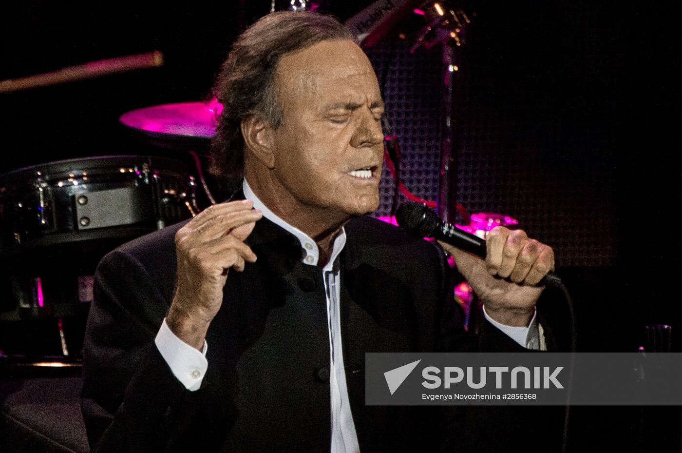 Julio Iglesias gives concert in Moscow