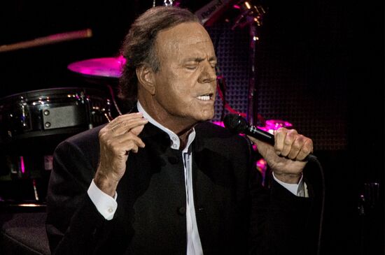 Julio Iglesias gives concert in Moscow