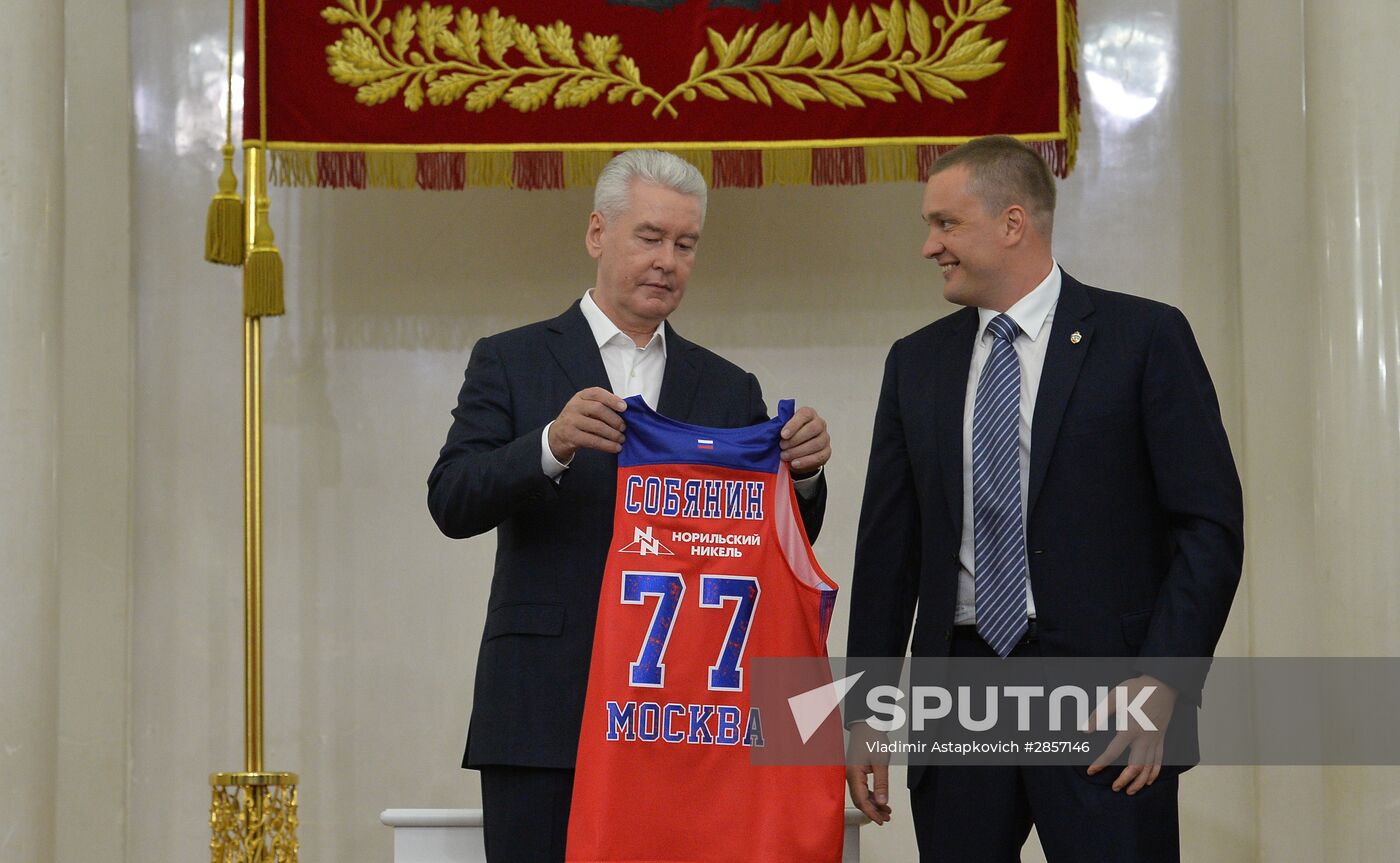 CSKA basketball players meets with Moscow Mayor