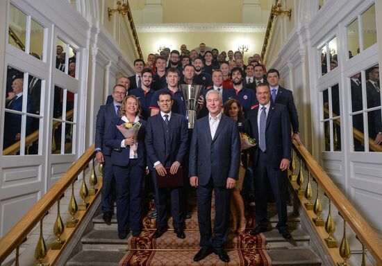 CSKA basketball p[layers meets with Moscow Mayor