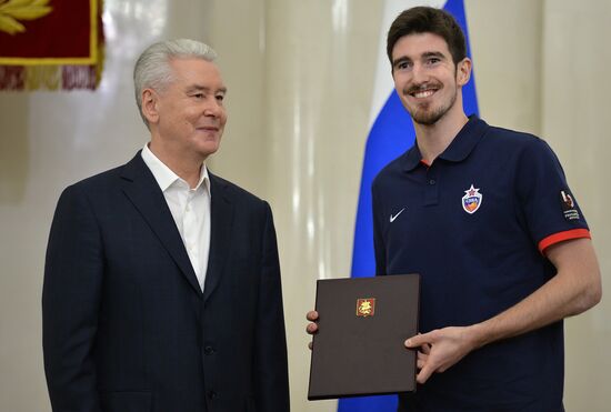 CSKA basketball p[layers meets with Moscow Mayor