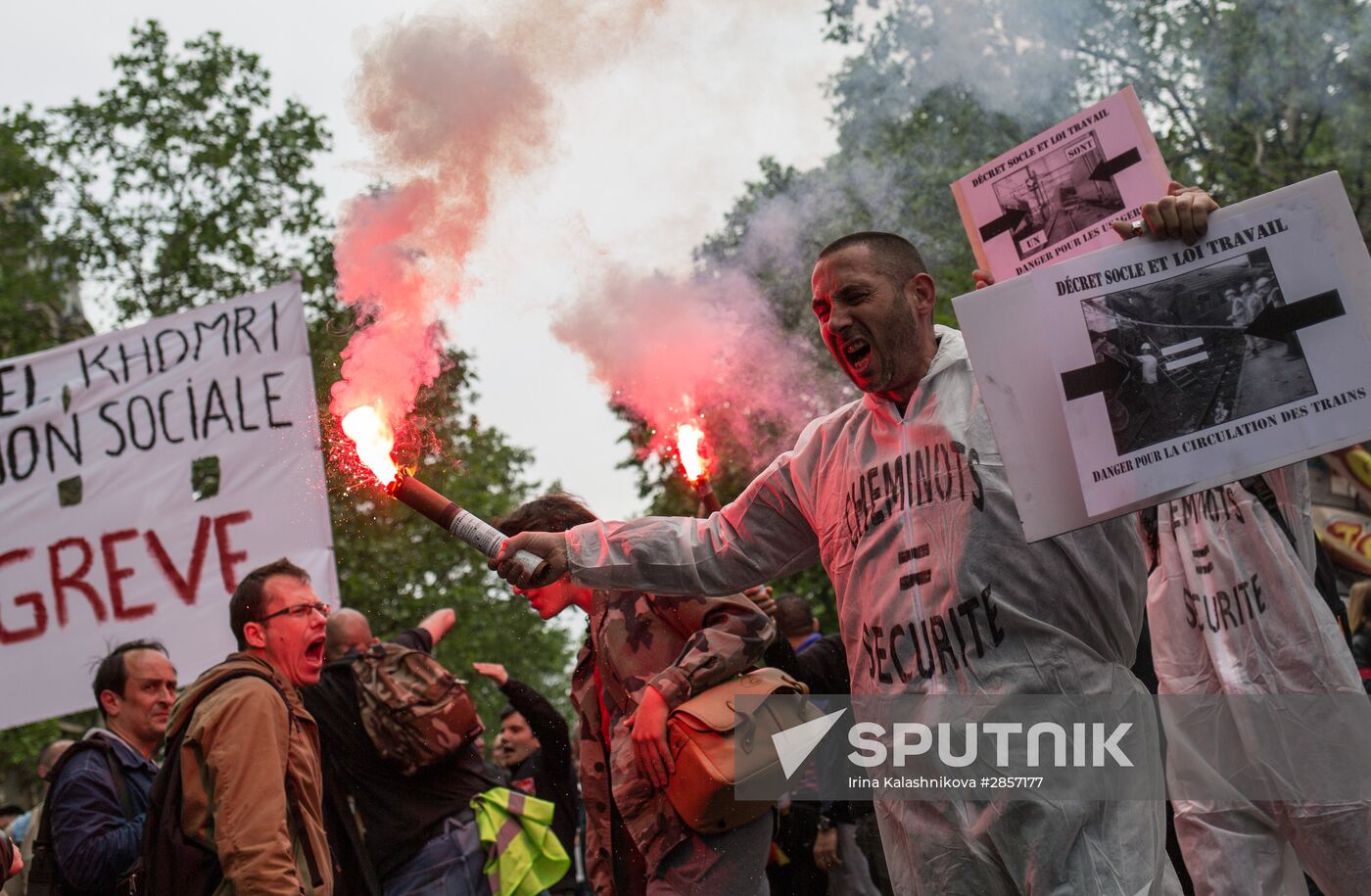 French unions protest against labor reforms