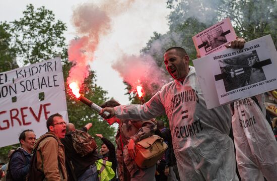 French unions protest against labor reforms