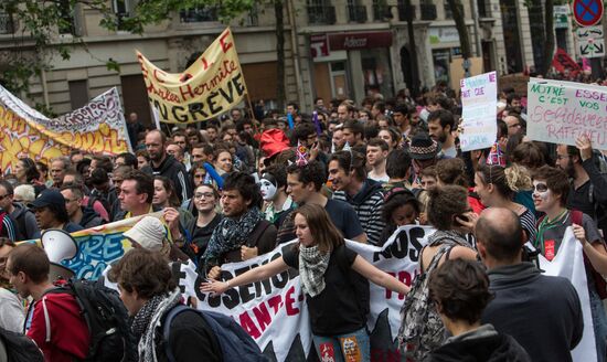 French unions protest against labor reforms