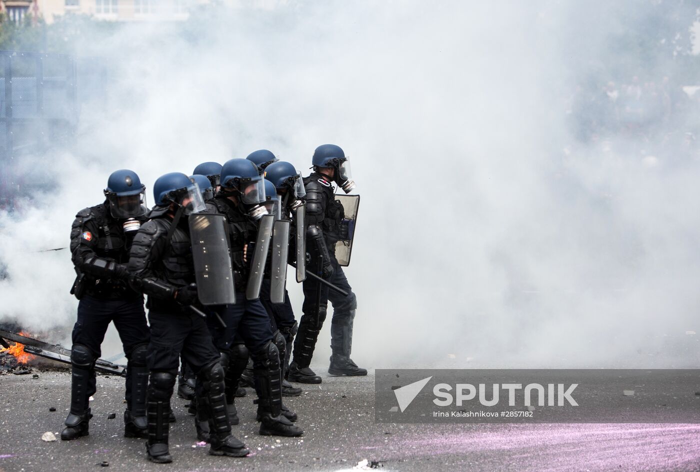 French unions protest against labor reforms