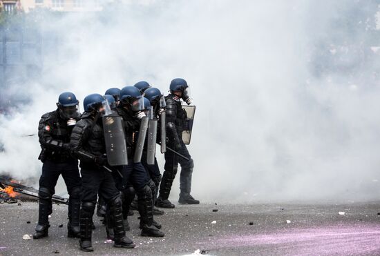 French unions protest against labor reforms