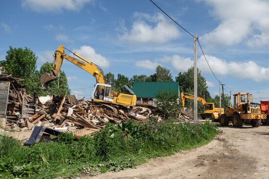Demolishing illegally built houses in Plekhanovo, Tula region