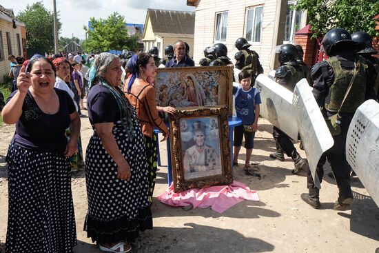 Demolishing illegally built houses in Plekhanovo, Tula region