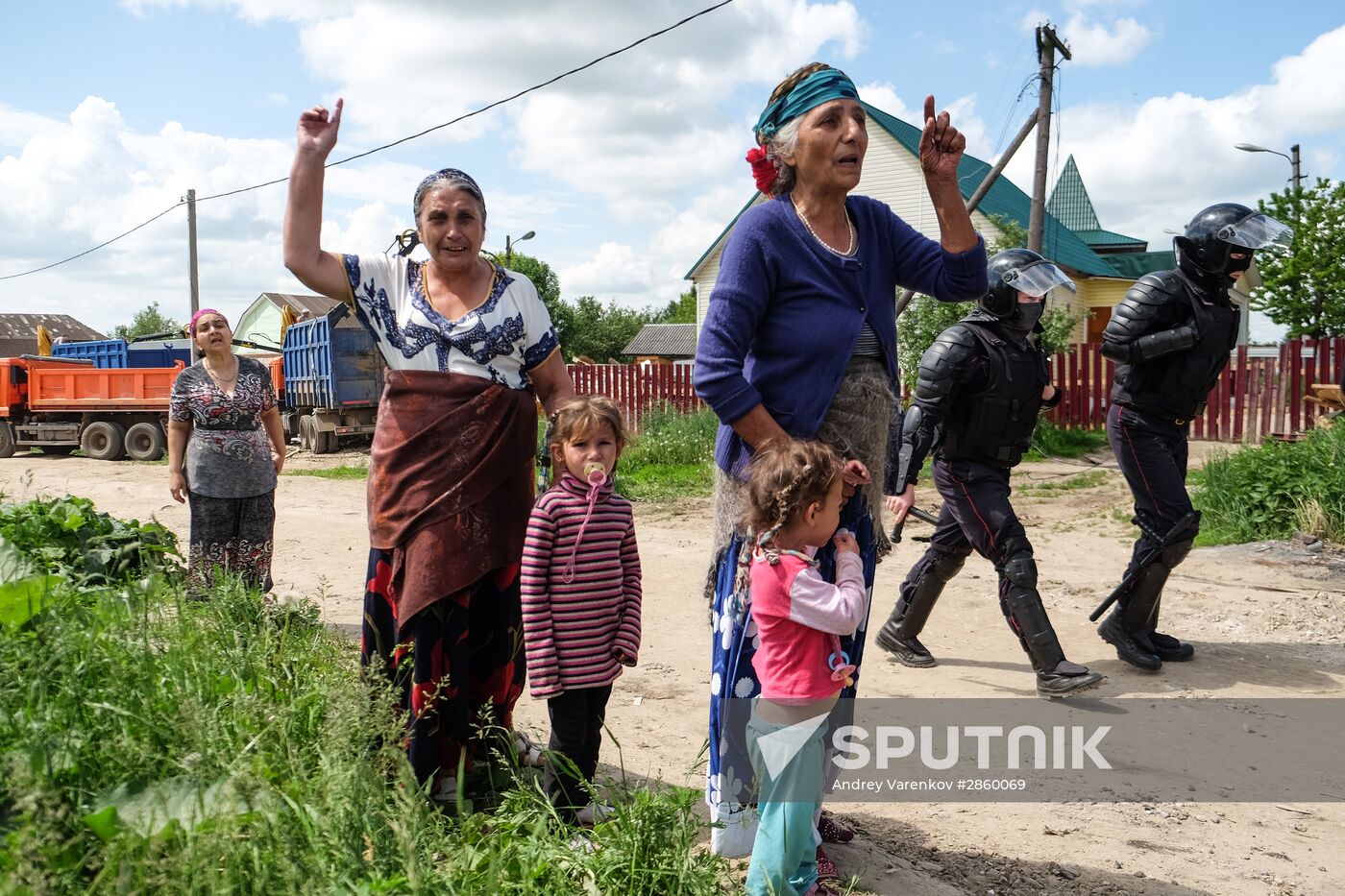 Demolishing illegally built houses in Plekhanovo, Tula region