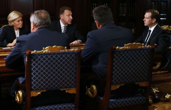 Prime Minister Dmitry Mededev meets with vice-prime ministers