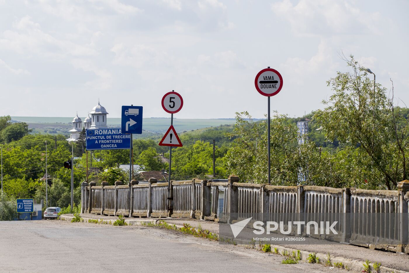 Cahul-Oancea checkpoint on Moldova-Romania border