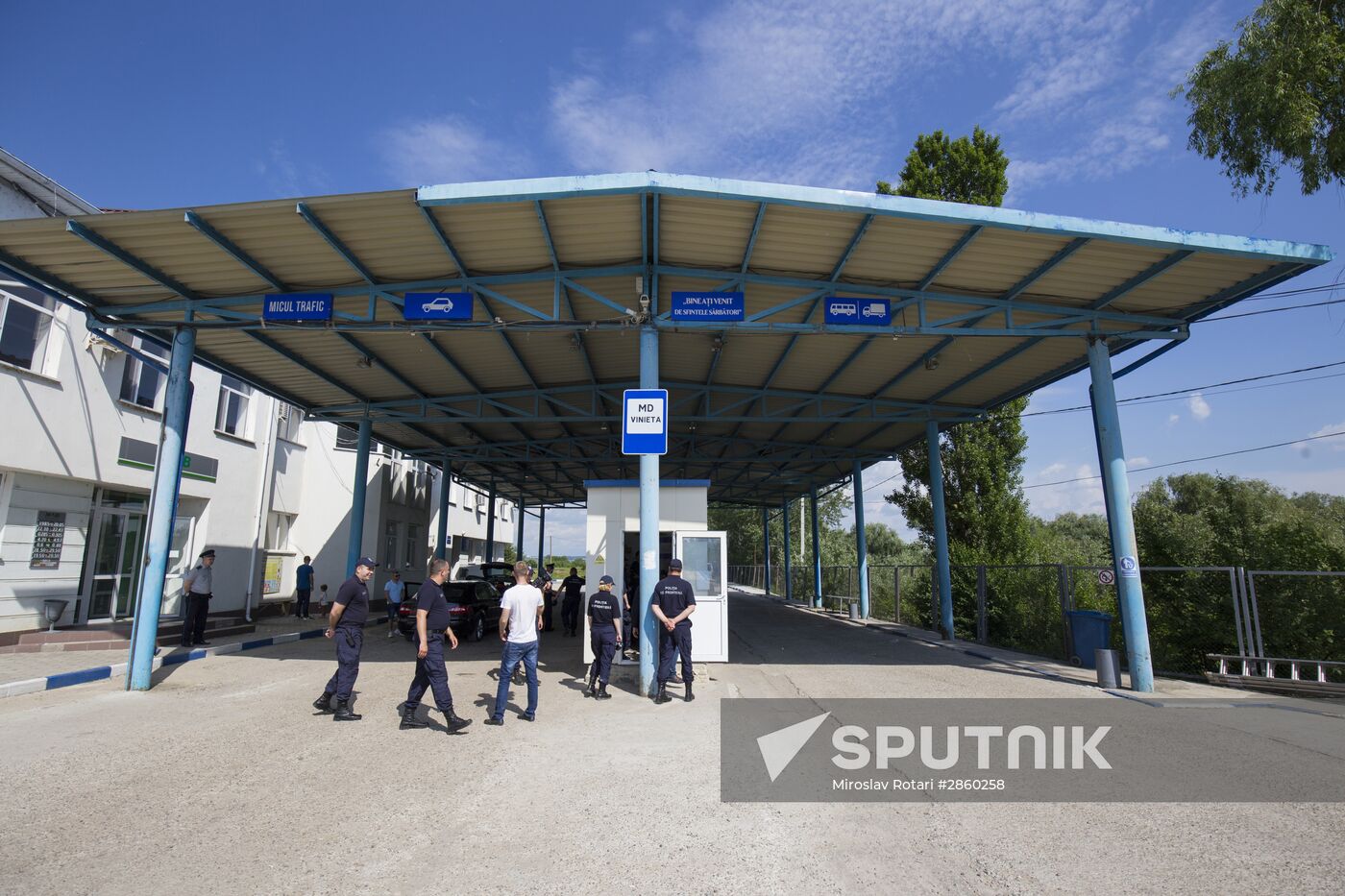 Cahul-Oancea checkpoint on Moldova-Romania border