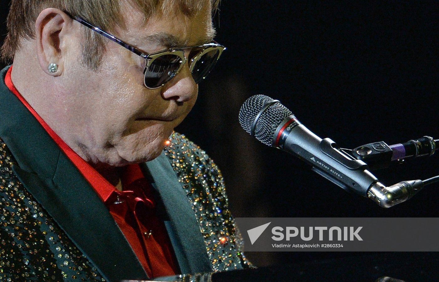 Elton John gives concert in Moscow