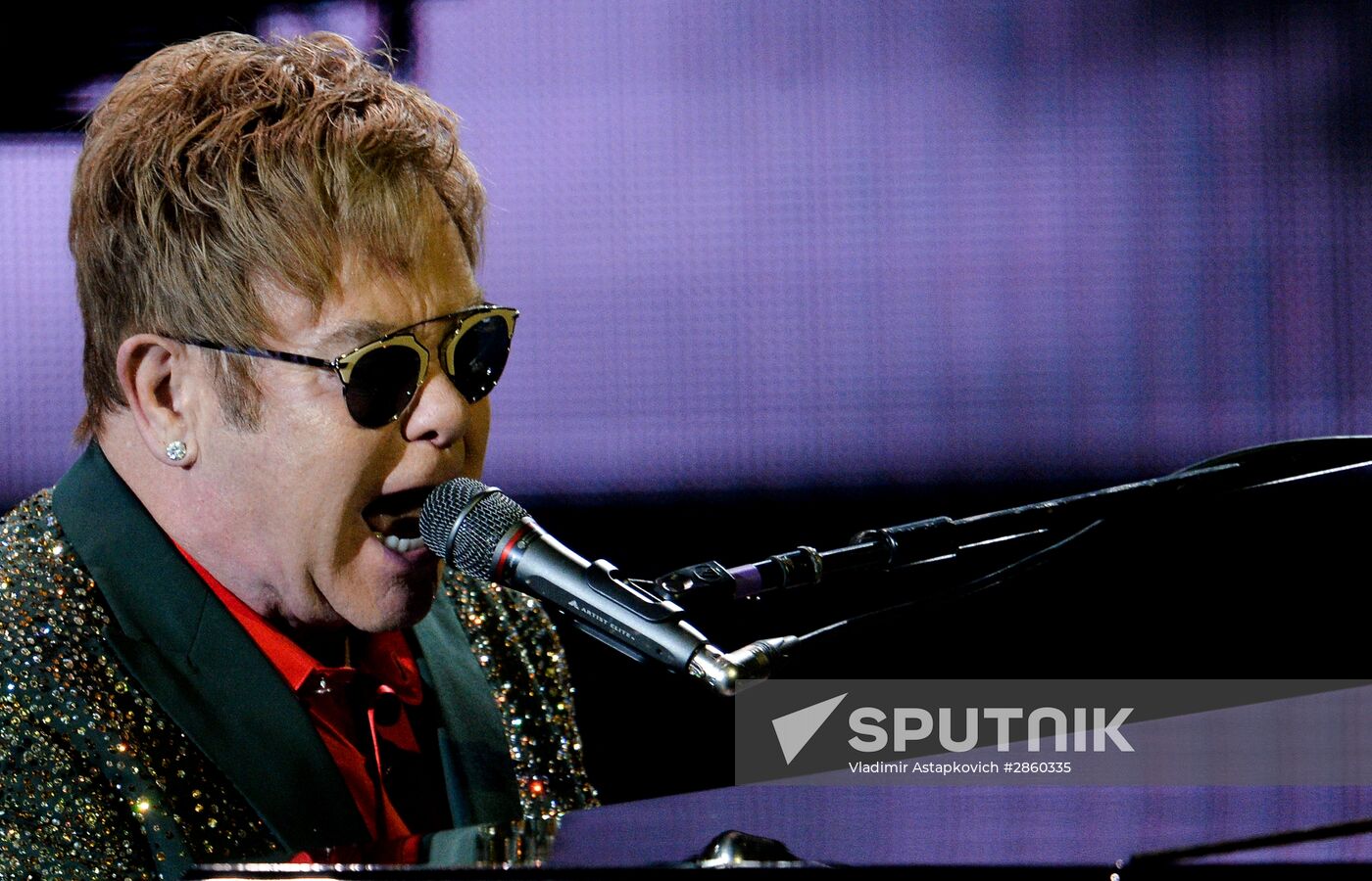 Elton John gives concert in Moscow