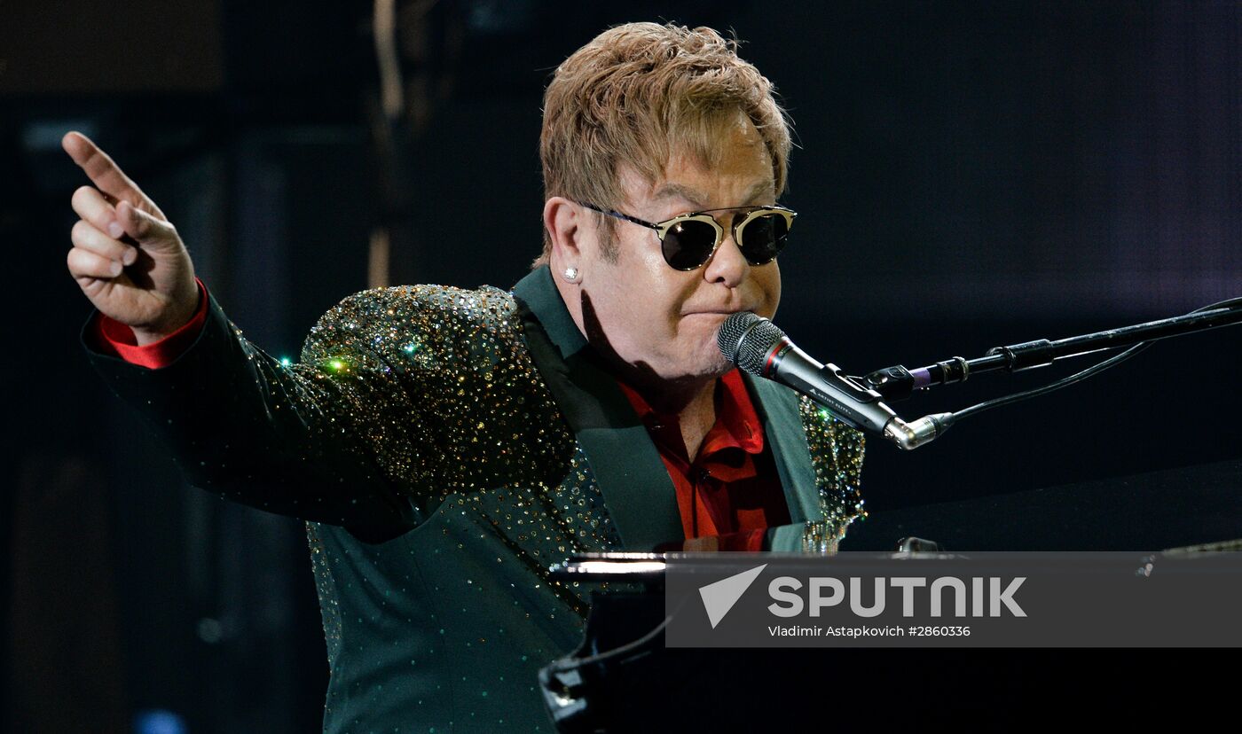 Elton John gives concert in Moscow