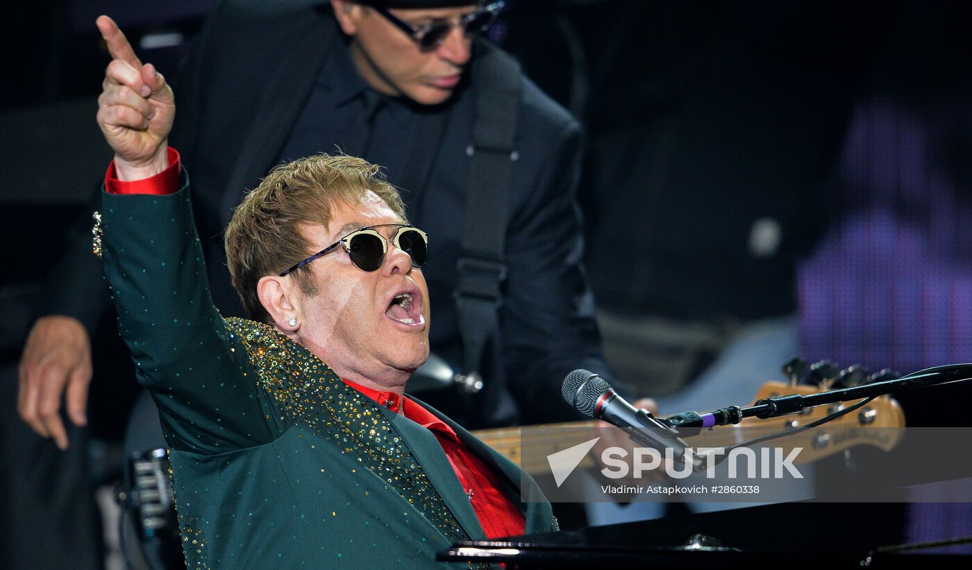 Elton John gives concert in Moscow