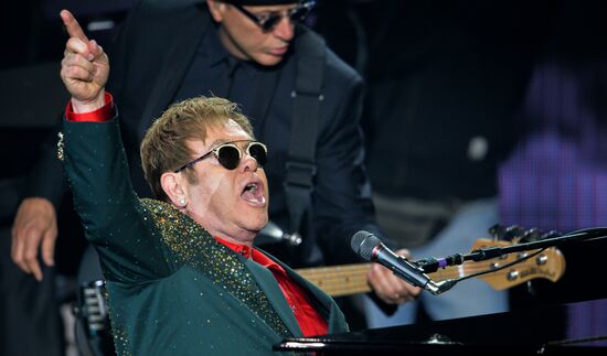 Elton John gives concert in Moscow