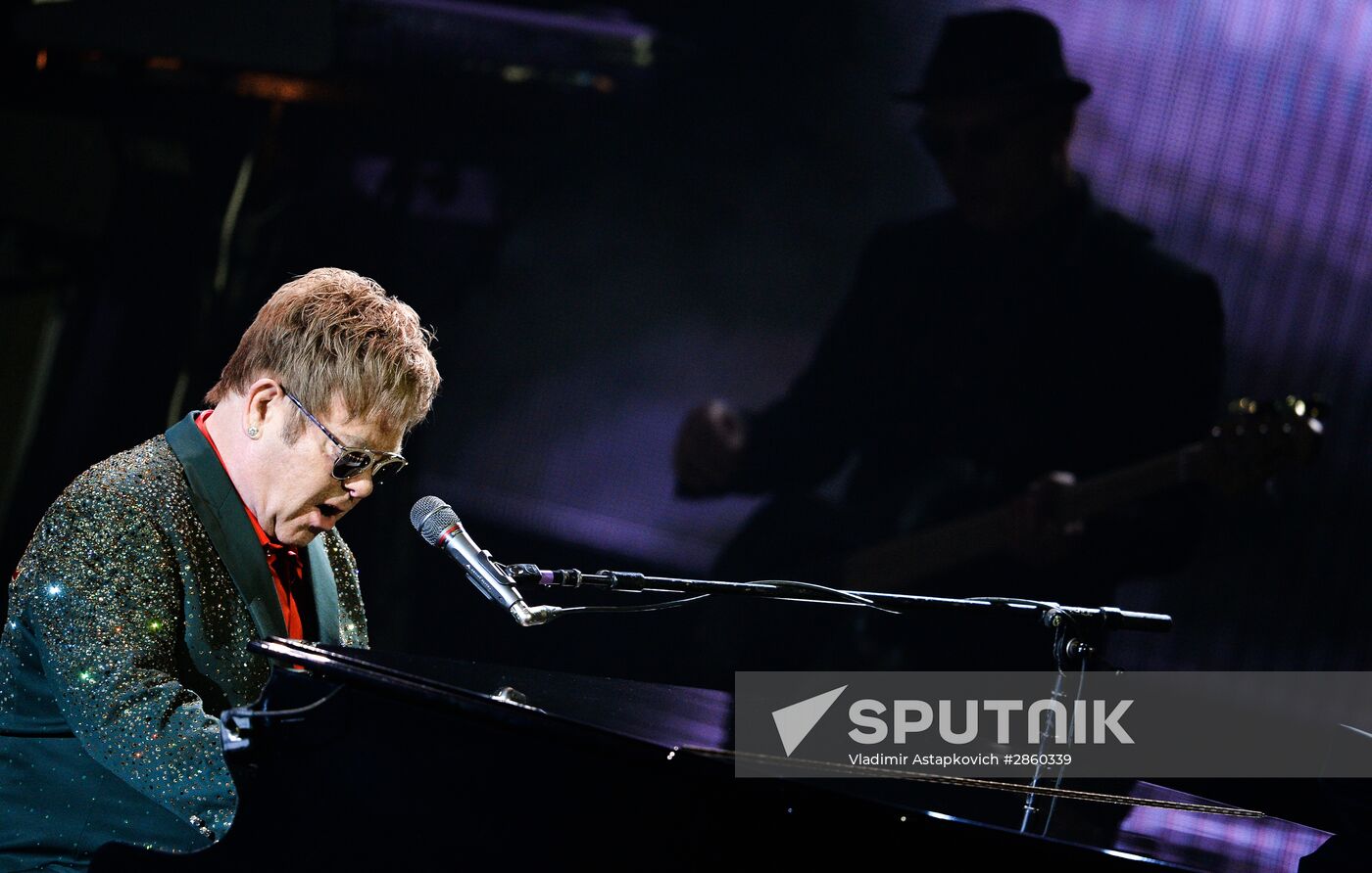 Elton John gives concert in Moscow
