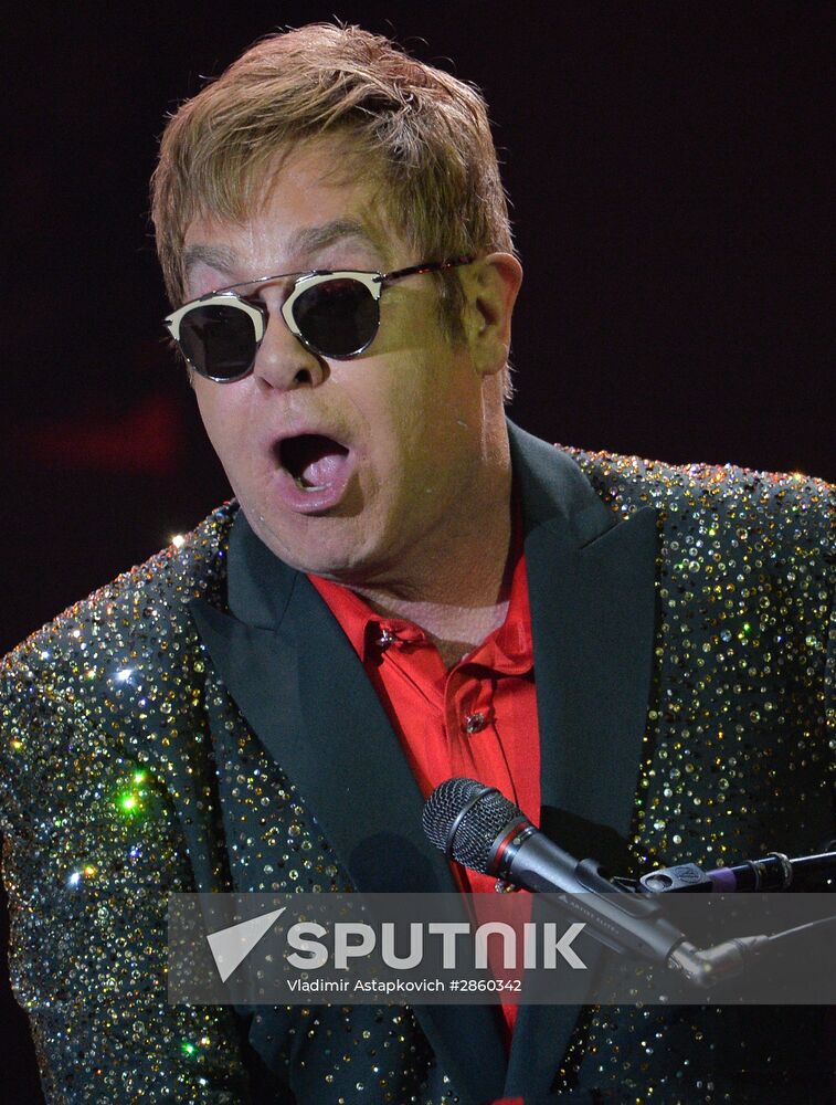Elton John gives concert in Moscow