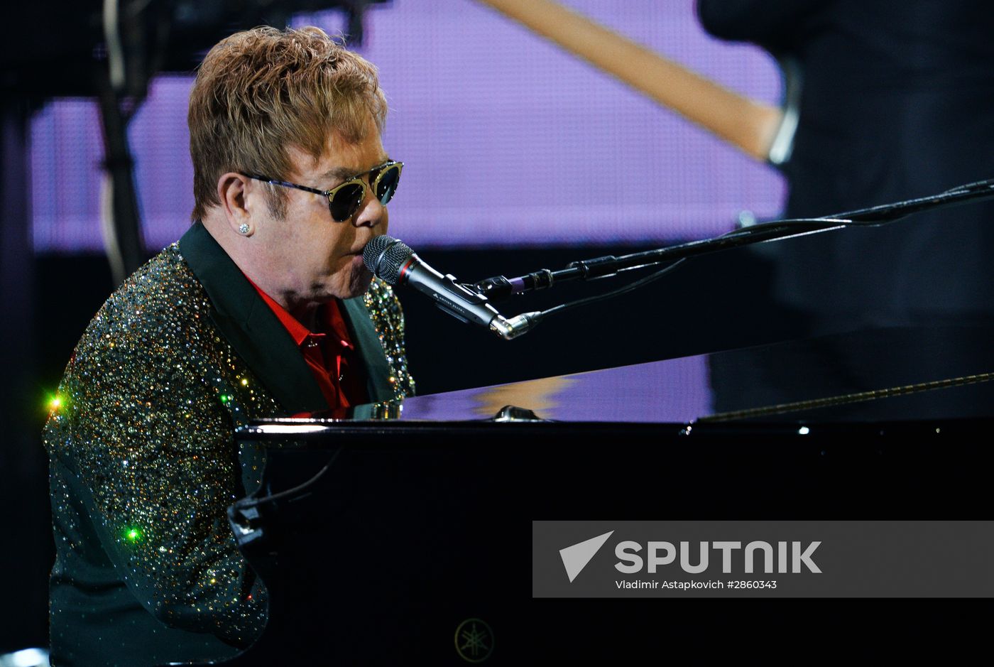 Elton John gives concert in Moscow