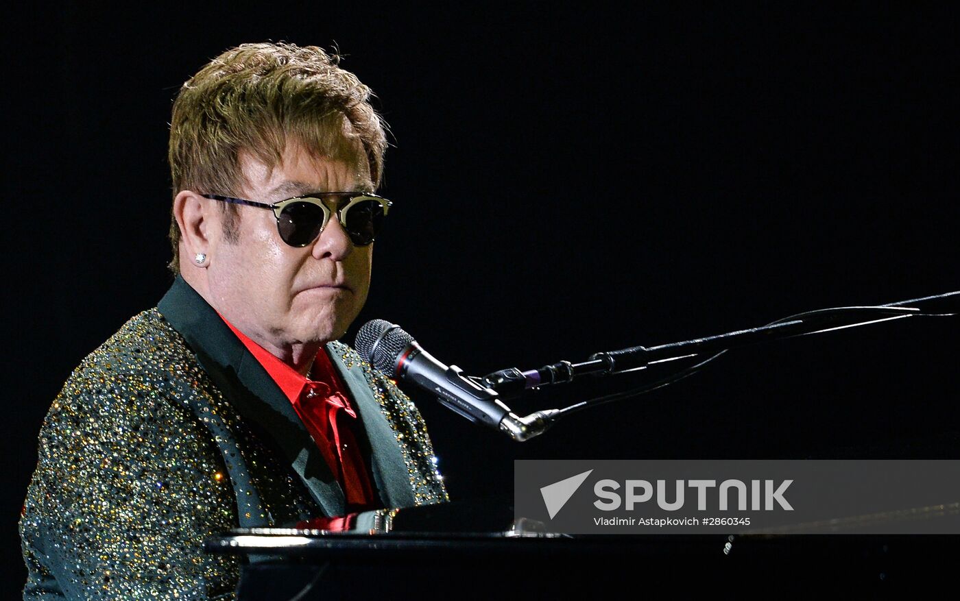 Elton John gives concert in Moscow