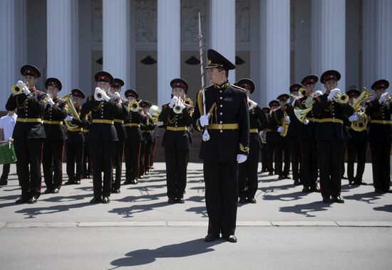 DrumsfestRussia participants parade in Moscow