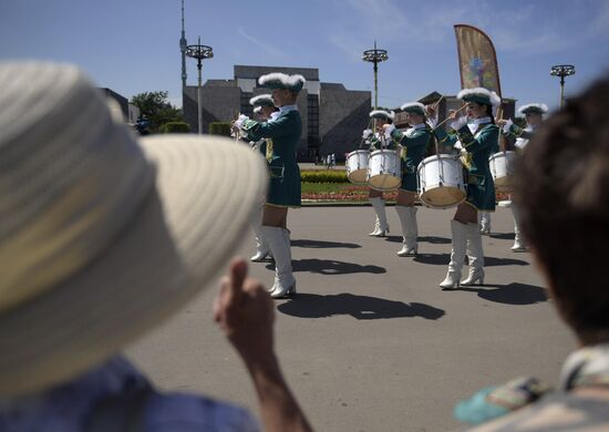 DrumsfestRussia participants parade in Moscow