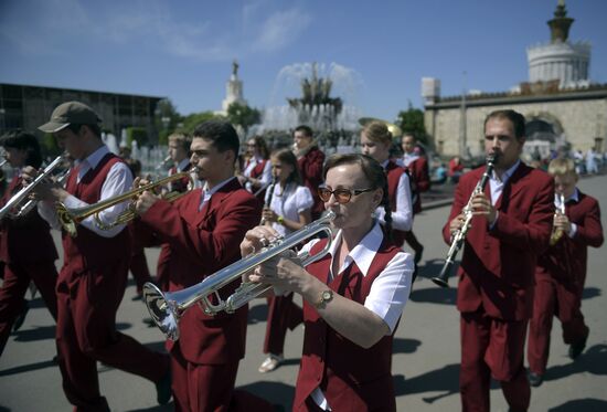 DrumsfestRussia participants parade in Moscow