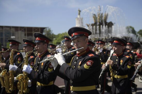 DrumsfestRussia participants parade in Moscow