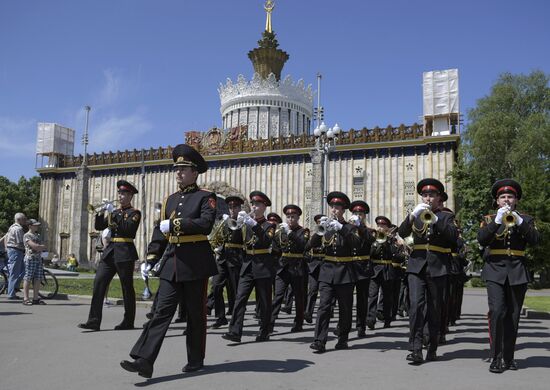 DrumsfestRussia participants parade in Moscow