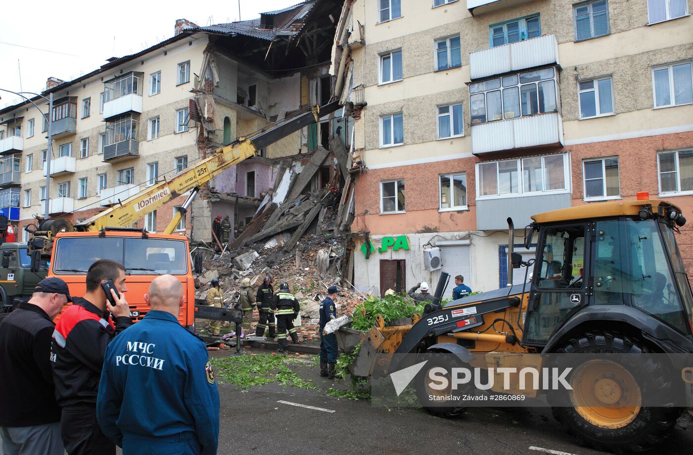 Breakdown of entrance lobby of five-stgorey building in Mezhdurechensk