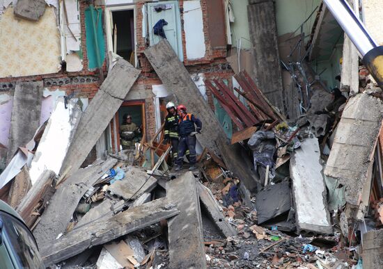 Breakdown of entrance lobby of five-stgorey building in Mezhdurechensk