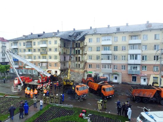 Rescuers finish cleanup at residential building entrance lobby collapse site in Mezhdurechensk