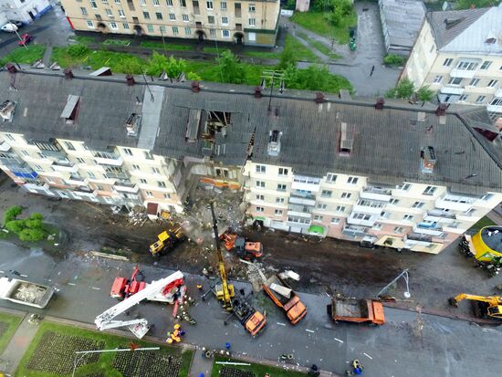 Rescuers finish cleanup at residential building entrance lobby collapse site in Mezhdurechensk