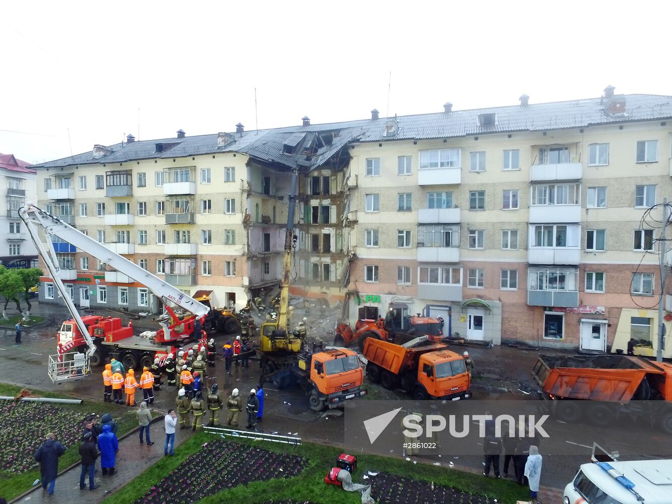 Rescuers finish cleanup at residential building entrance lobby collapse site in Mezhdurechensk