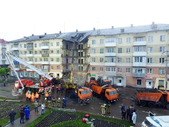 Rescuers finish cleanup at residential building entrance lobby collapse site in Mezhdurechensk