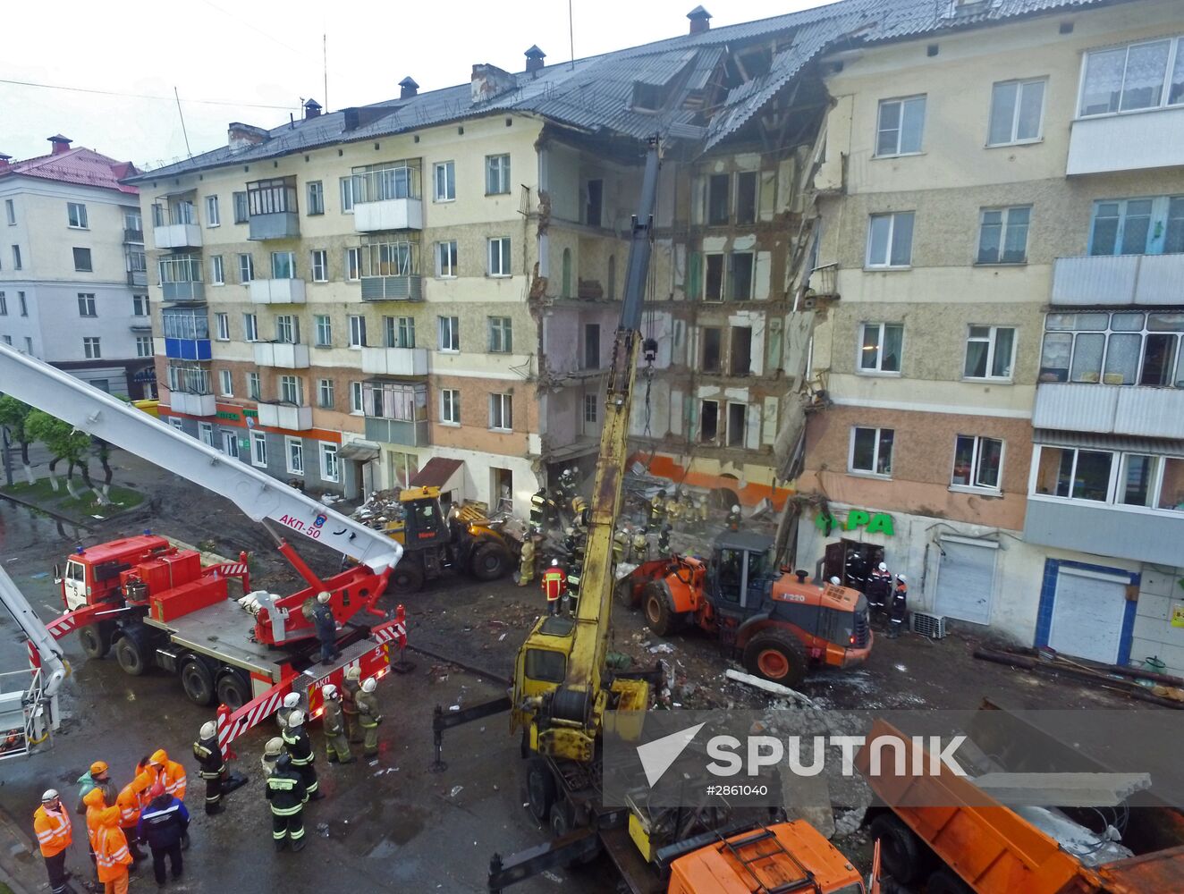Rescuers finish cleanup at residential building entrance lobby collapse site in Mezhdurechensk