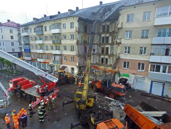 Rescuers finish cleanup at residential building entrance lobby collapse site in Mezhdurechensk