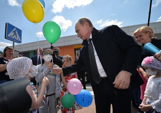 President Vladimir Putin visits Dima Rogachyov Children's Haematology Center