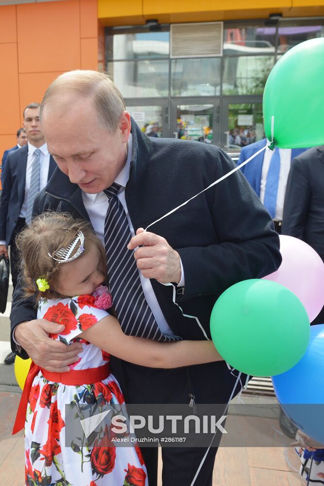 President Vladimir Putin visits Dima Rogachyov Children's Haematology Center