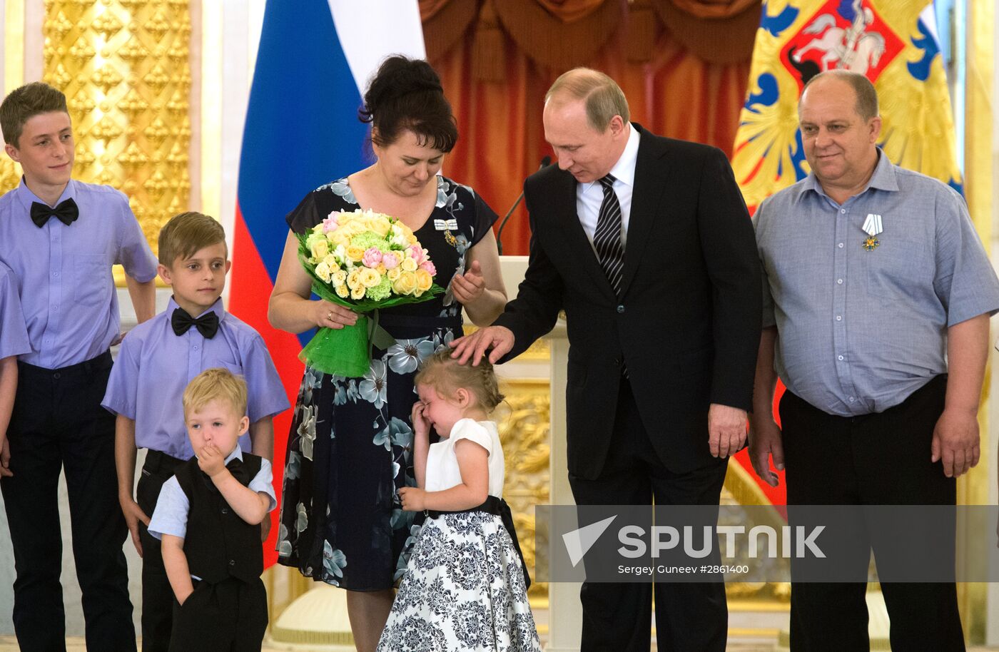Vladimir Putin presents Order of Parental Glory to parents of many children
