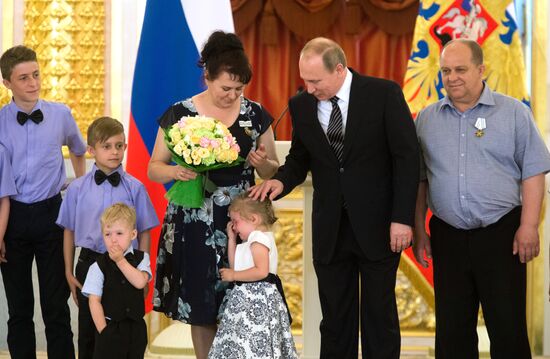 Vladimir Putin presents Order of Parental Glory to parents of many children