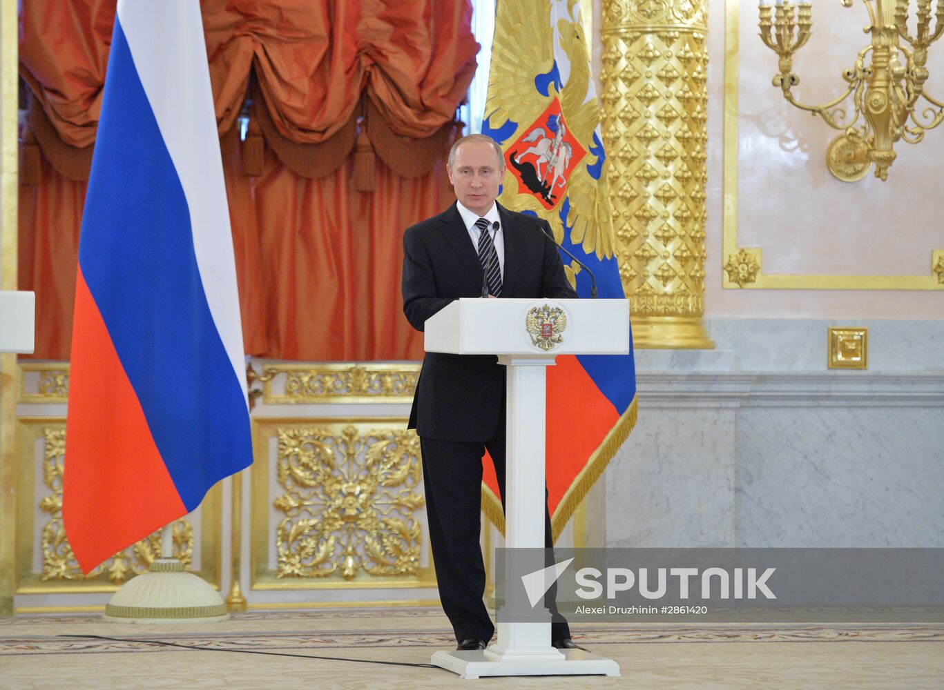 Vladimir Putin presents Order of Parental Glory to parents of many children